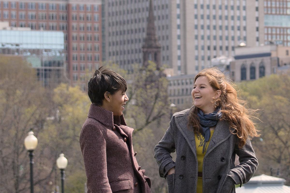 两个穿着羊毛大衣的女人在波士顿公园.
